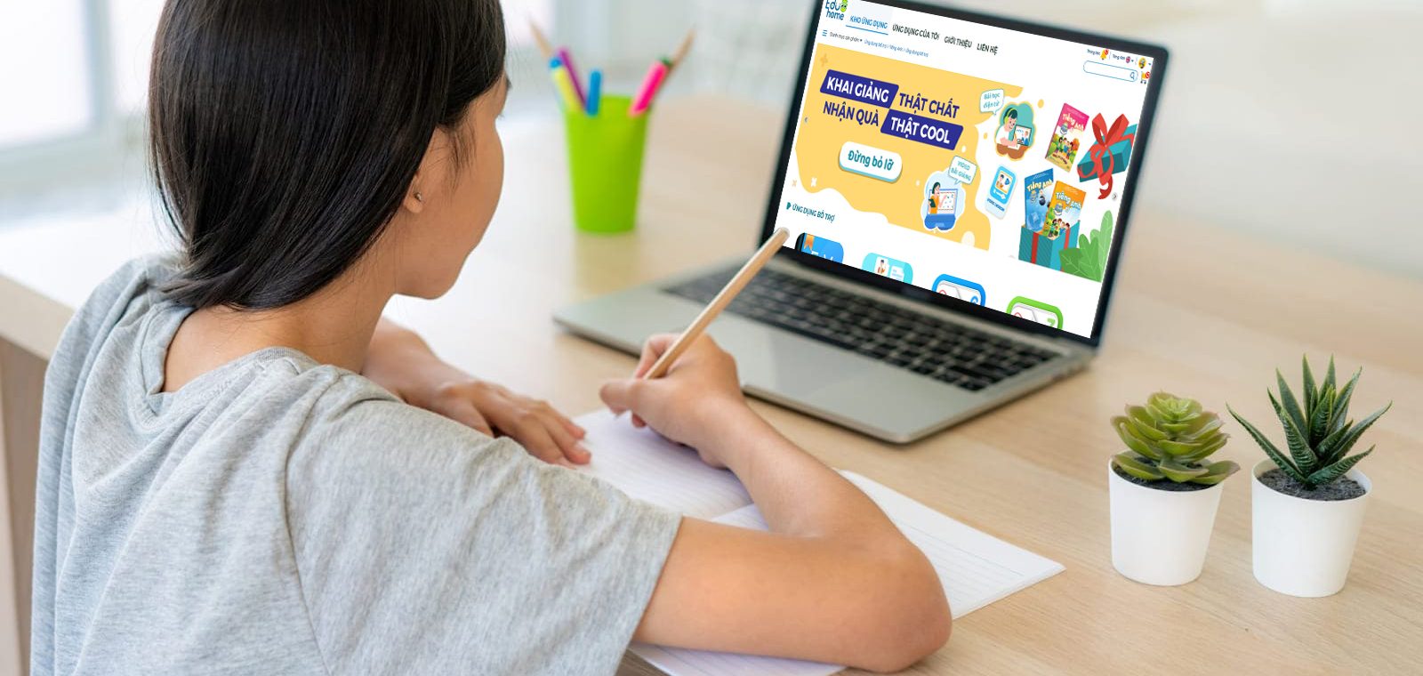 Hình thức học online nên được triển khai song song với cách học truyền thống